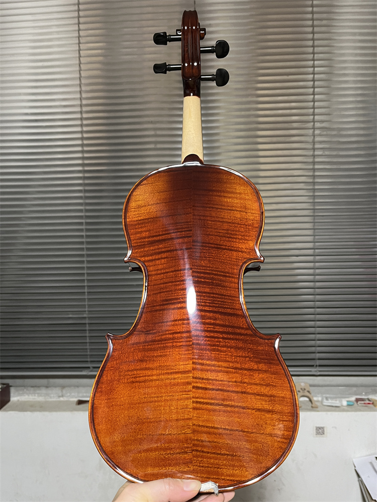 Musical Instrument Photo - 実物写真。自然な炎模様が施された木製。手作りのアンティーク4/4サイズバイオリン。クリプカ、カマン、バイオリン。楽器。無料バイオリンV423。