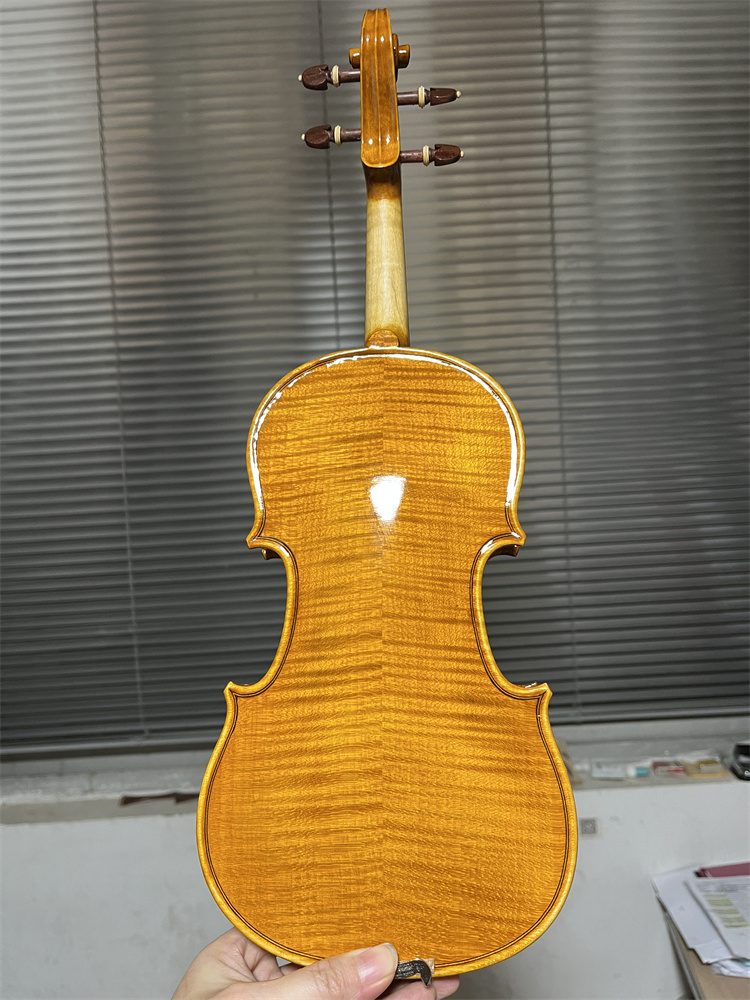 Musical Instrument Photo - 実物写真。手作りのヨーロッパ産天然木製、炎模様加工を施した1/4サイズの子供用バイオリンセット。バイオリン、楽器、バイオリンケース（V418）。